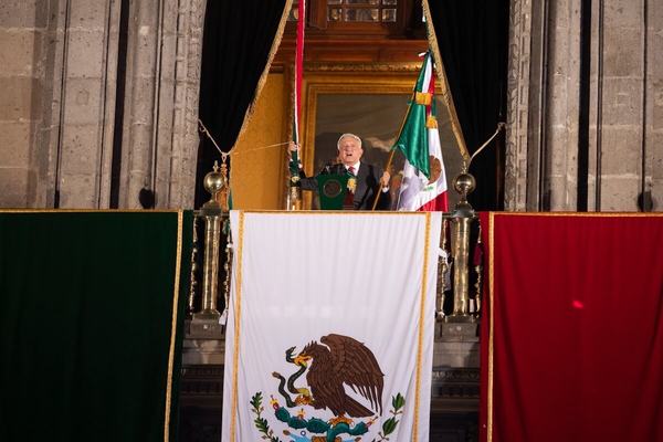 “¡Vivan la democracia y el amor!”: AMLO en la noche del Grito