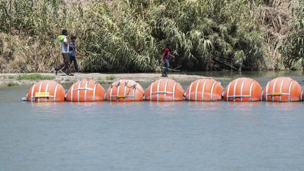 Poder Judicial de EEUU ordena retirar el muro flotante, ya