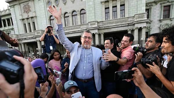 Corte de Guatemala ordena continuar con asunción de Arévalo