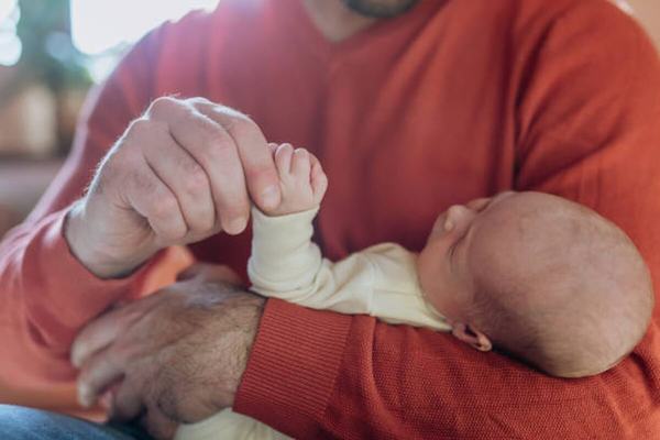 Permisos de paternidad serán de 20 días con goce de sueldo
