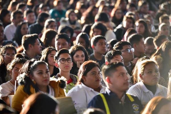 4T sí piensa en los jóvenes; tienen educación y trabajo: AMLO