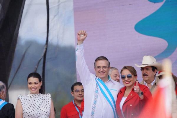Ebrard recibe de Honduras condecoración Francisco Morazán