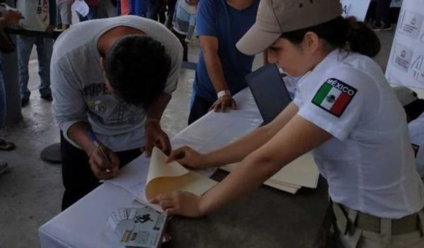 Migrantes rescatados en Tamaulipas reciben tarjeta de visitantes