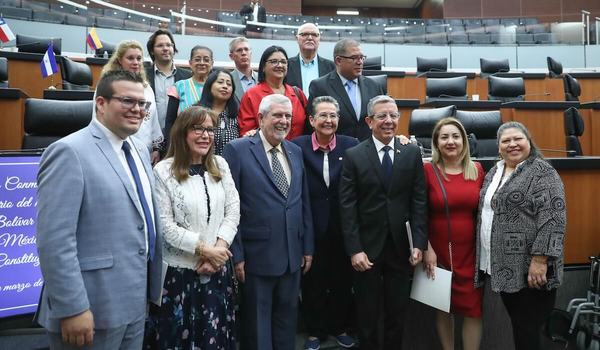 Delegación de Cuba acude al Senado a homenaje a Bolívar