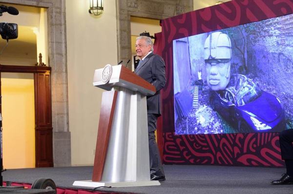 ¡El peso de la cultura! cabeza olmeca aplasta un Tesla