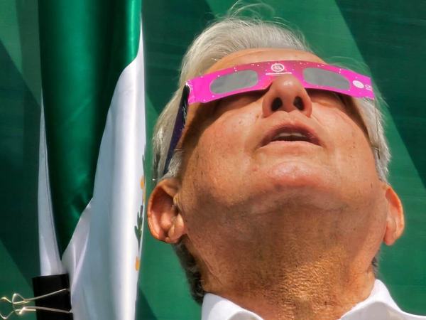 Eclipse en la mañanera; un día inolvidable, dice AMLO