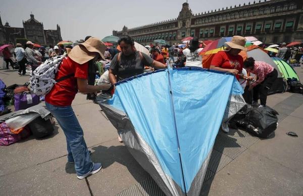 A propuesta de AMLO, CNTE reubica plantón del zócalo