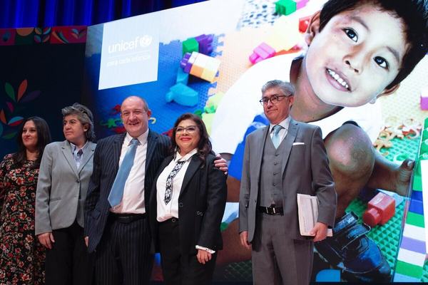 Brugada reafirma compromiso con niñez en evento de UNICEF