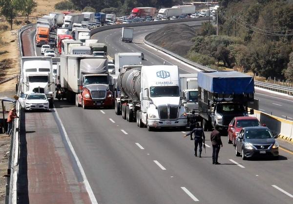Presidente llama a campesinos a liberar autopista México-Puebla