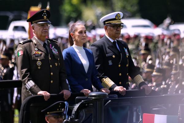 Presidenta recibe Salutación de las Fuerzas Armadas y GN