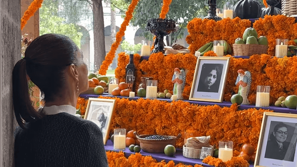Ofrenda de Palacio “a las mujeres que nos dieron patria”
