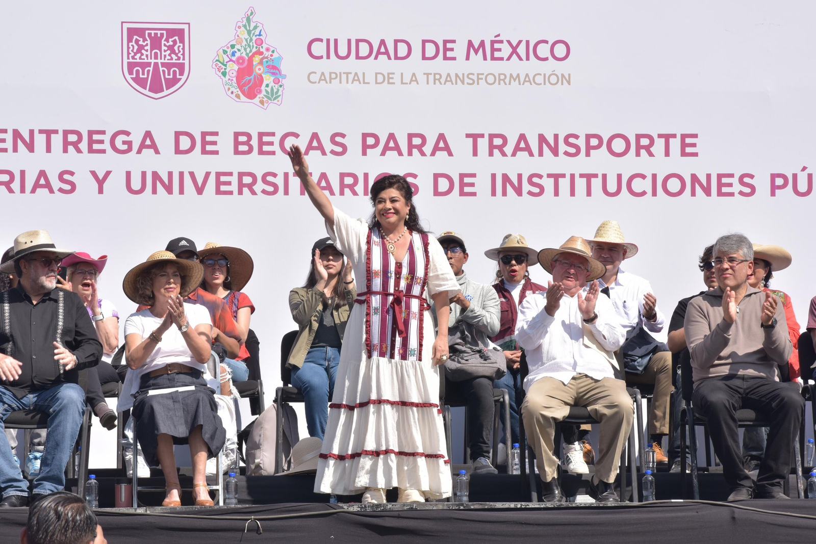 Universitarias recibirán beca para transporte