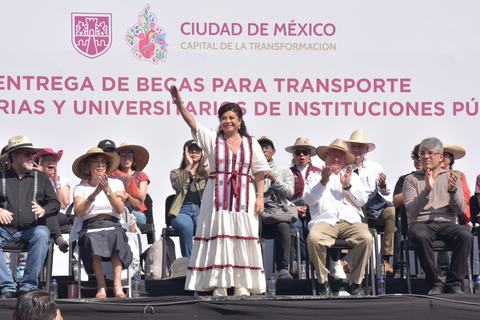 Universitarias recibirán beca para transporte