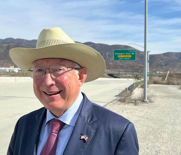 Ken Salazar llama a estrechar lazos a favor de seguridad fronteriza
