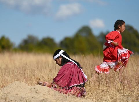 Gobierno restituye tierras a pueblos rarámuris