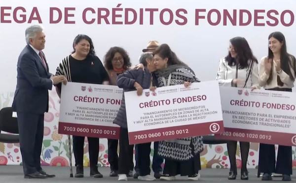Brugada entrega créditos Fondeso a más de 2 mil familias