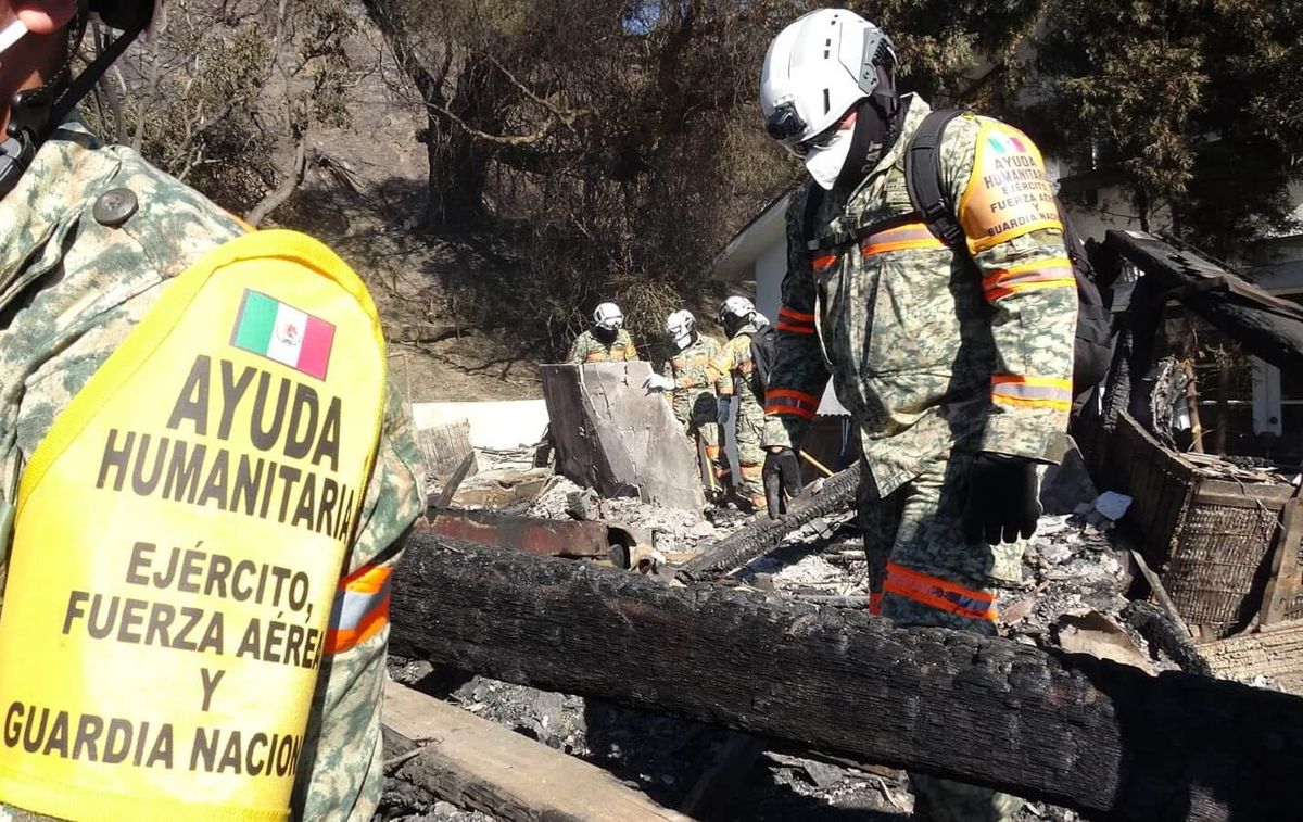 Mexicanos combaten con valor incendios en Los Ángeles