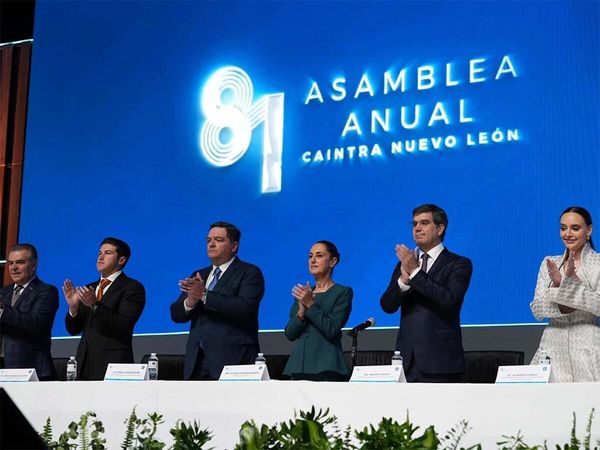 Presidenta invita a empresarios de CAINTRA a fortalecer el Plan México