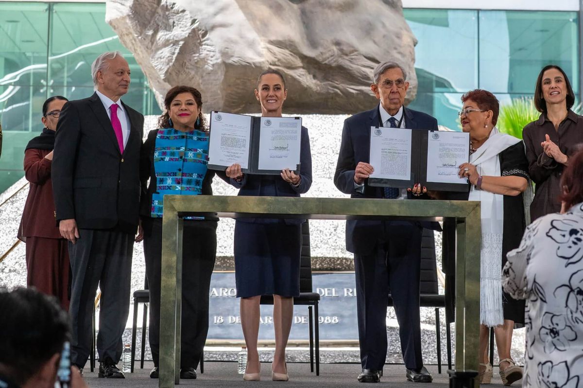 Sheinbaum firma leyes para fortalecer Pemex y CFE