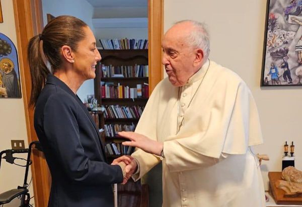 Sheinbaum lamenta muerte del papa Francisco; recuerda su encuentro con él en el Vaticano
