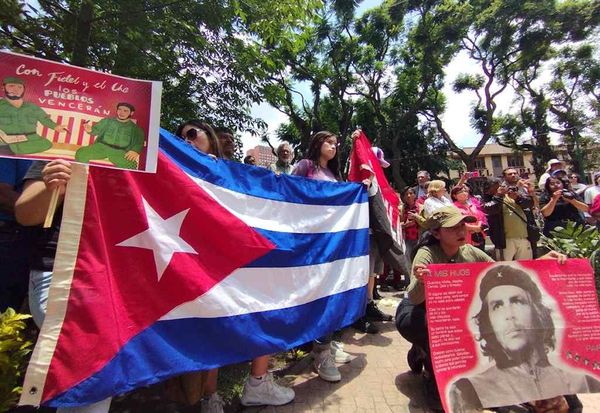 Exigen devolución de estatuas del Che y Fidel