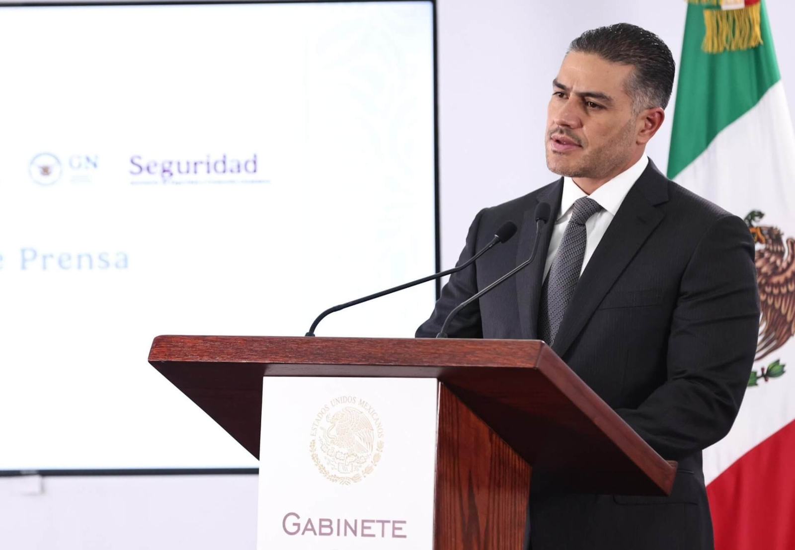 México envía a 26 criminales a EU; operaban desde la cárcel: Harfuch