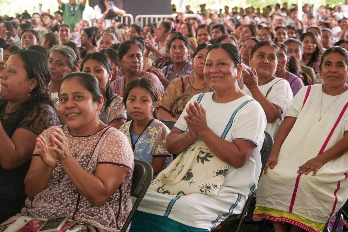 Sheinbaum entrega créditos a la palabra a mujeres amuzgas