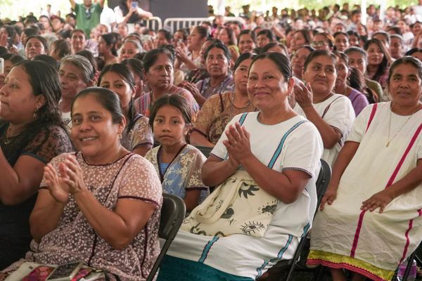 Sheinbaum entrega créditos a la palabra a mujeres amuzgas