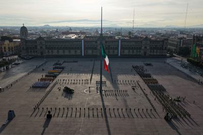Bandera a media asta, en memoria de las víctimas de sismos de 1985 y 2017