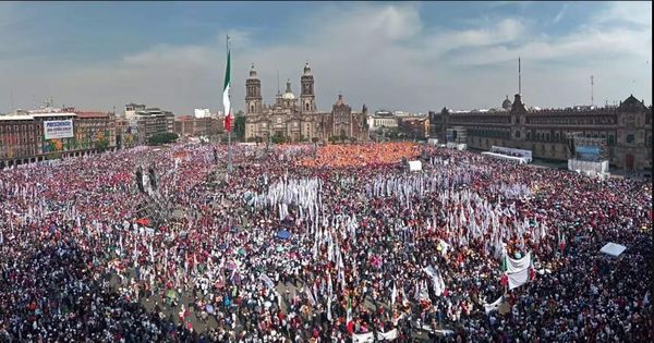 Sheinbaum regresa al Zócalo y celebra siete años de la Cuarta Transformación ante una plaza llena