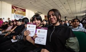 Plan Michoacán impulsa educación con Beca Gertrudis Bocanegra