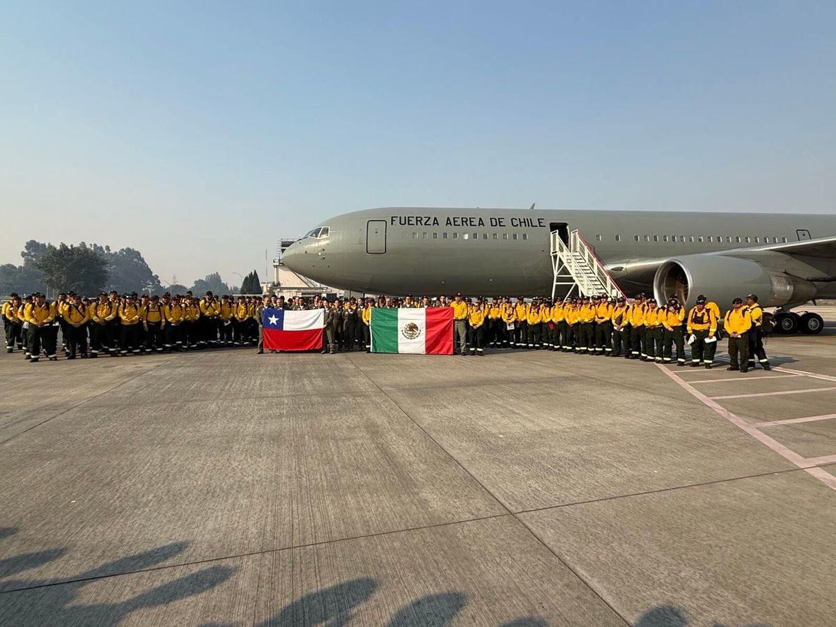México envía 145 brigadistas forestales a Chile para combatir incendios en el sur del país